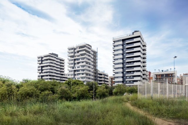  Černá dodává domu hloubku a vizuální ukotvení, zatímco světlé pásy fasádu odlehčují a zdůrazňují horizontální členění. 
